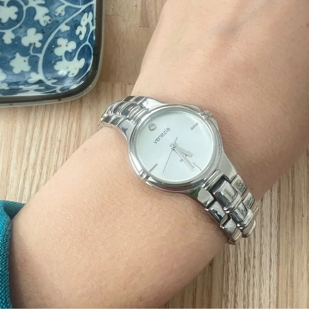 Venezia ladies silver tone classic watch NEW BATTERY